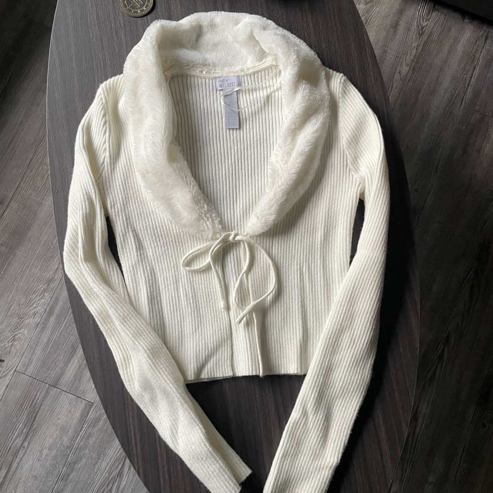 White sweater with puffy in the neck